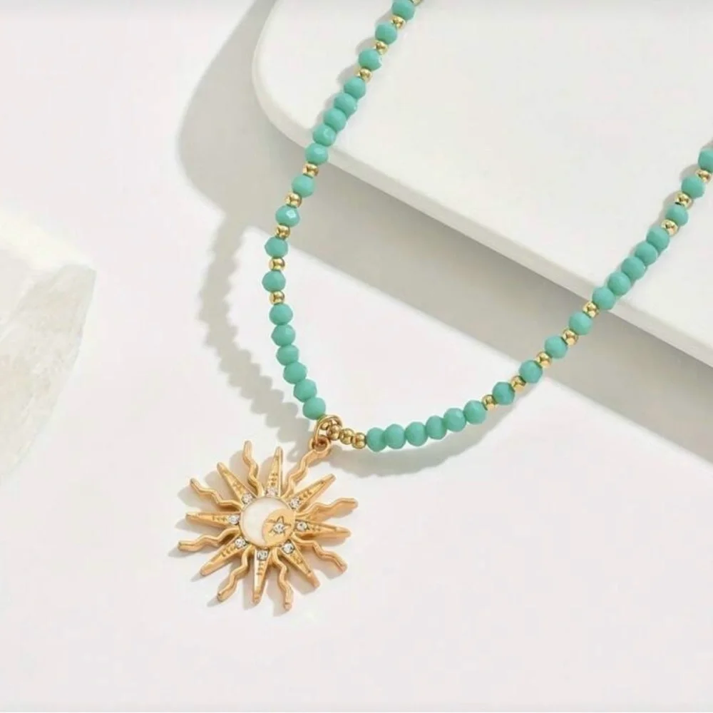 ☀️☀️☀️3 for 12$☀️☀️☀️White and Teal Beaded Necklace with Gold Sun Pendant